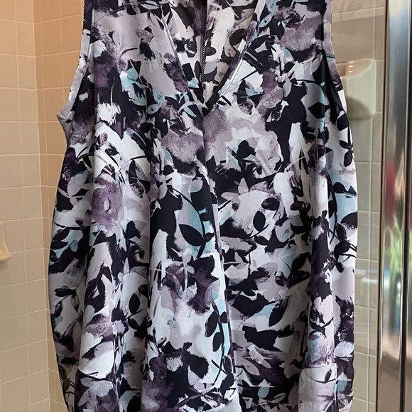 NWOT VERA WANG sleeveless blouse - Picture 2 of 8